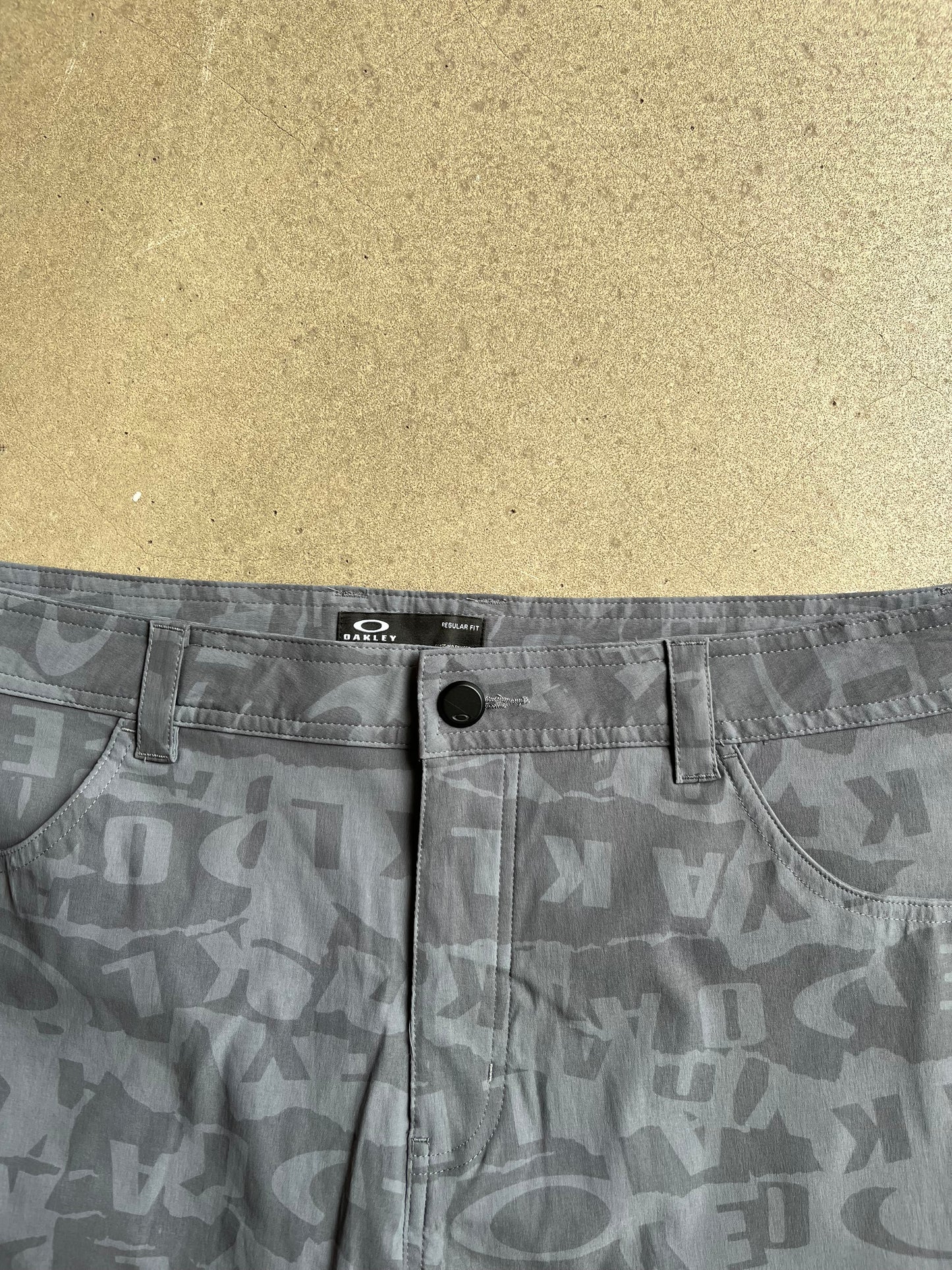 Oakley Text Short Grey