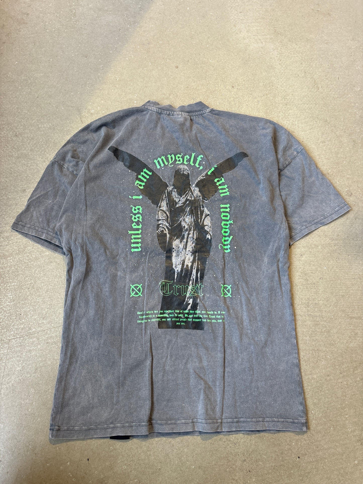 Trust Statue Tee Grey Medium