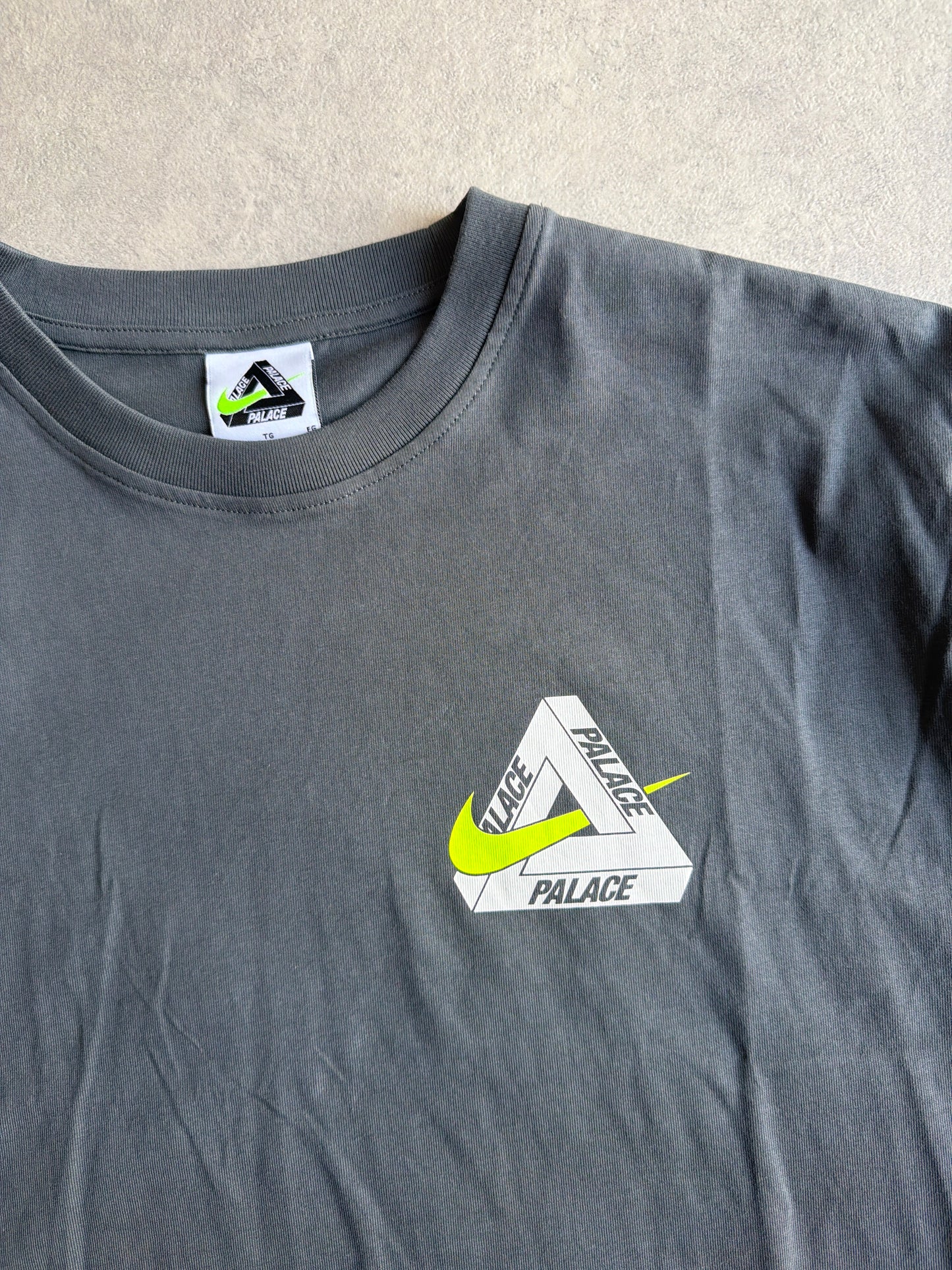 Palace  Nike TRI Swoosh T-shirt Charcoal