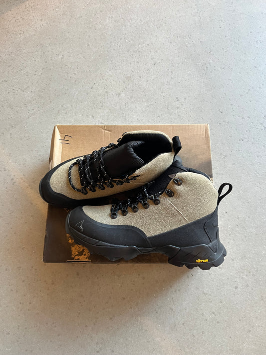 Roa Andreas Sand Black Boots