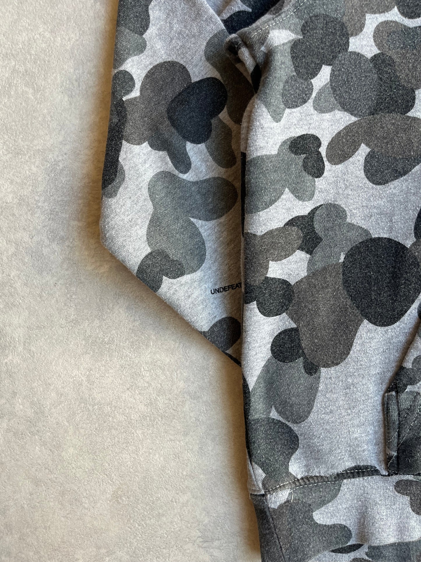 UNDEFEATED Camo Hoodie  L