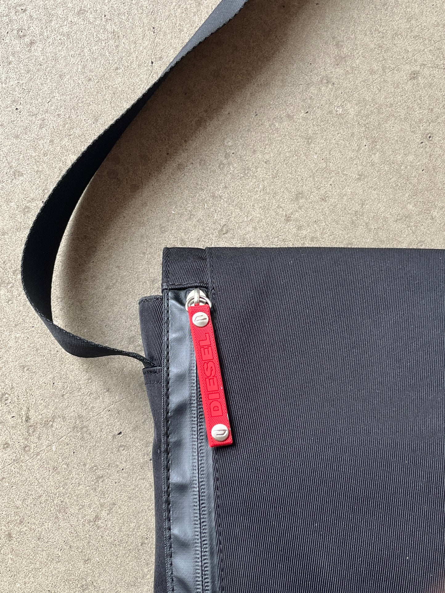 Diesel Spellout Slingbag Black