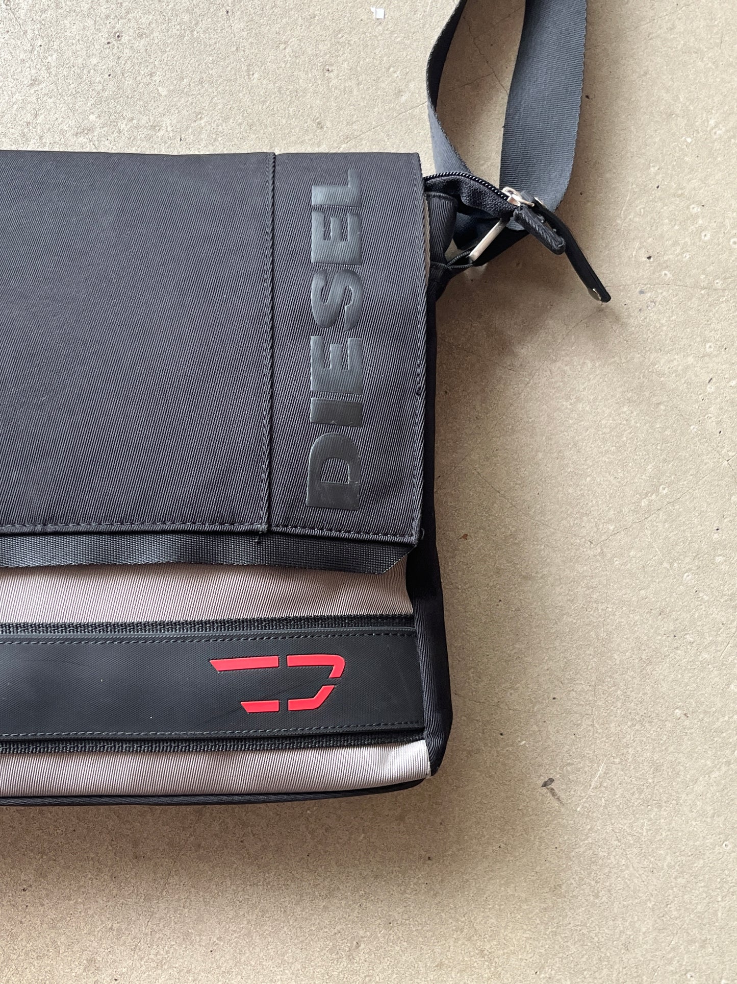 Diesel Spellout Slingbag Black