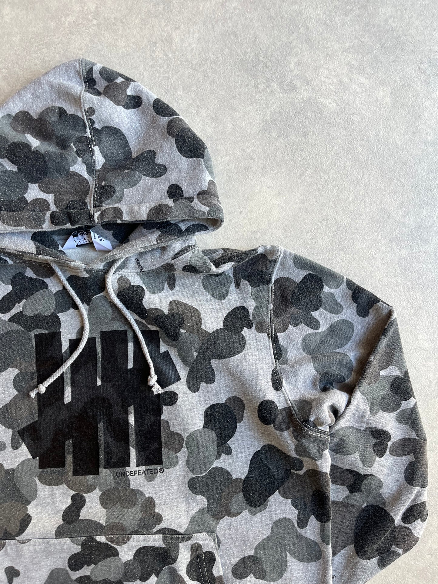 UNDEFEATED Camo Hoodie  L