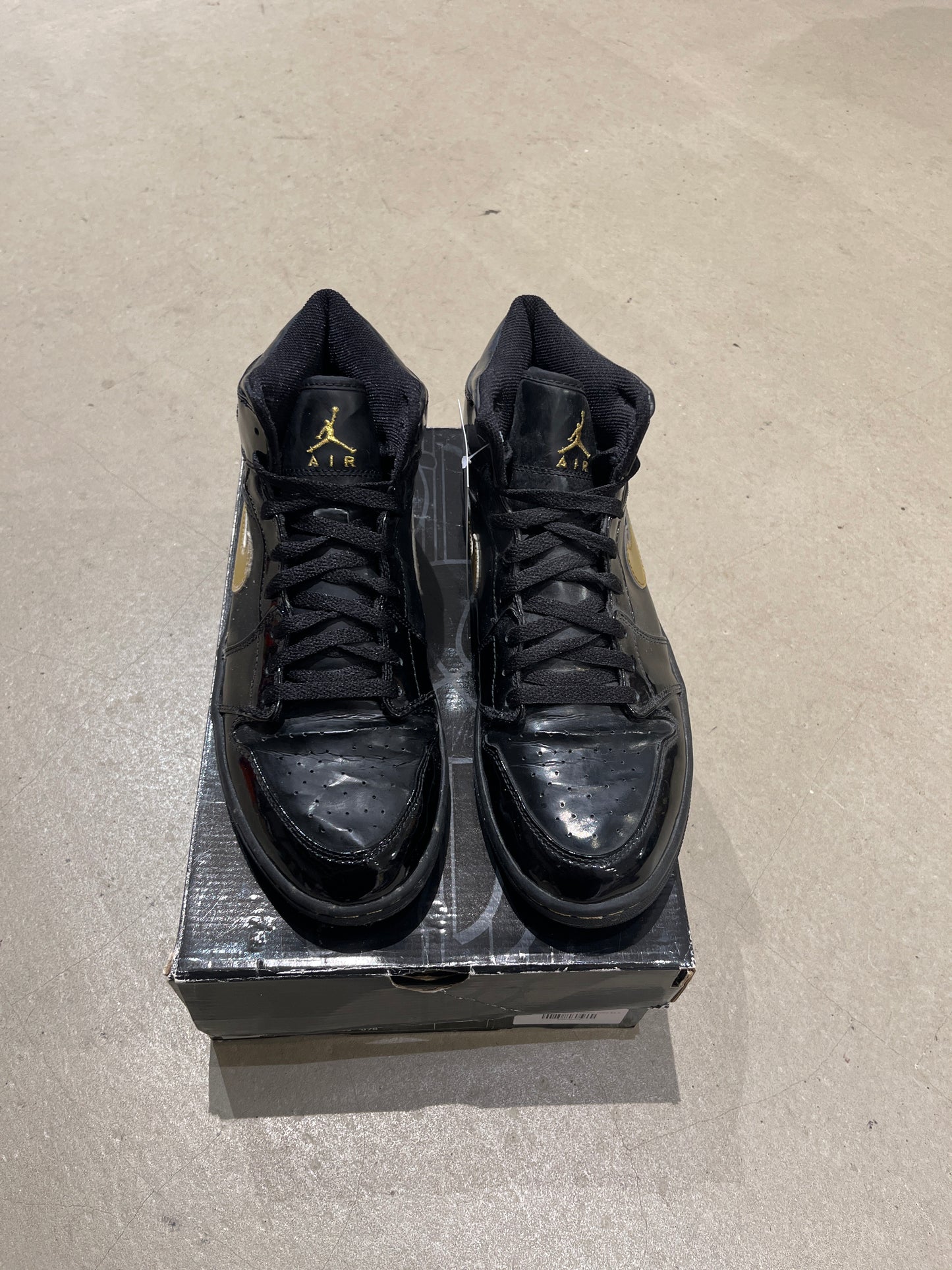 Jordan 1 Retro Black Metallic Gold 44.5