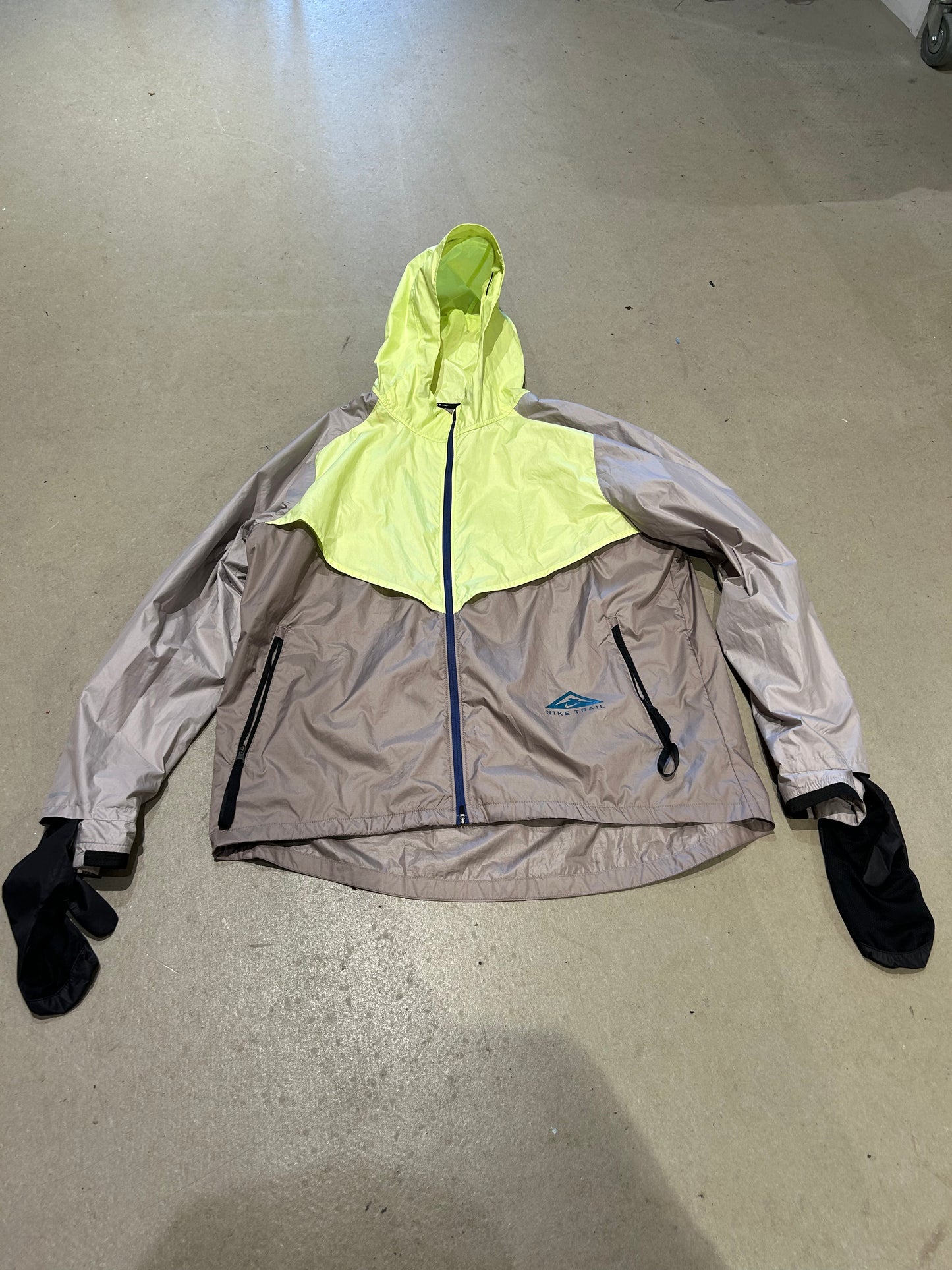 Nike ACG Winderunner Size XL